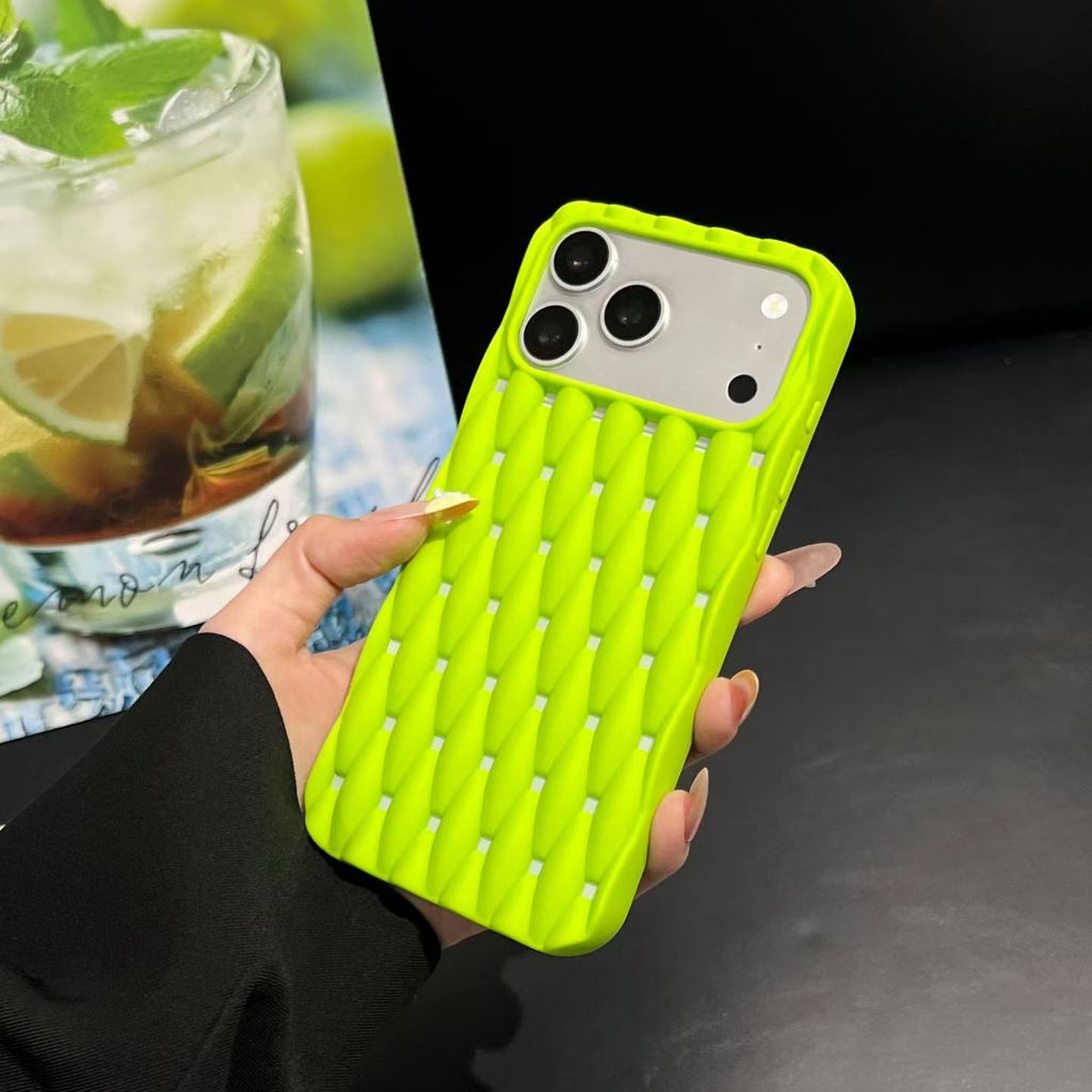 Heat Dissipation Mesh Breathable Case - iPhone 15、16、17 Pro Max用、通気性のあるメッシュ素材のスマホケース。織り目の質感で熱を放散し、衝撃から保護する。