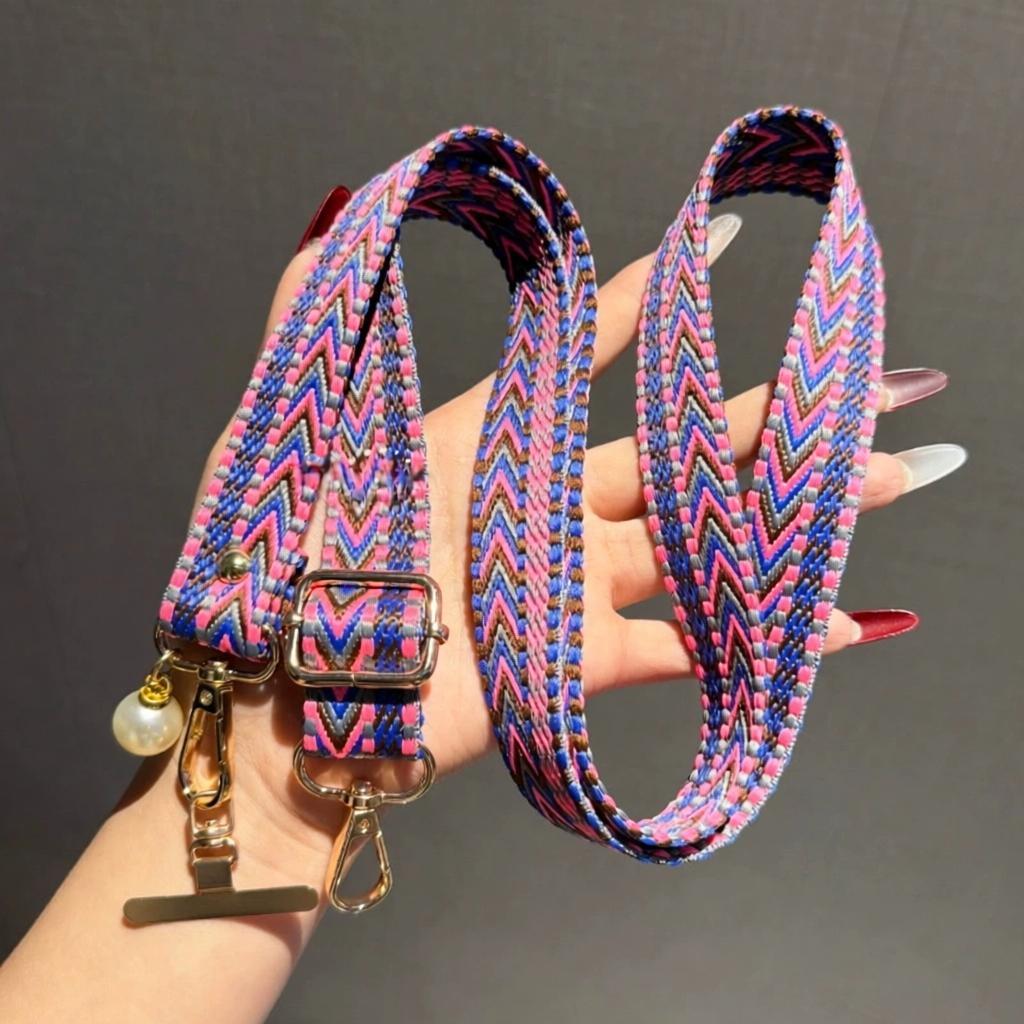 Crossbody Lanyard Neck Strap Case - 長さ調節可能な携帯電話用ストラップ。クロスボディタイプで、カードホルダーとしても使えるネックストラップ。クリップ付きで、携帯電話を首から下げて使用可能。パールがあしらわれたデザインで、肩からかけることもできる。紛失防止用のロープとしても使用可能。女性向け。